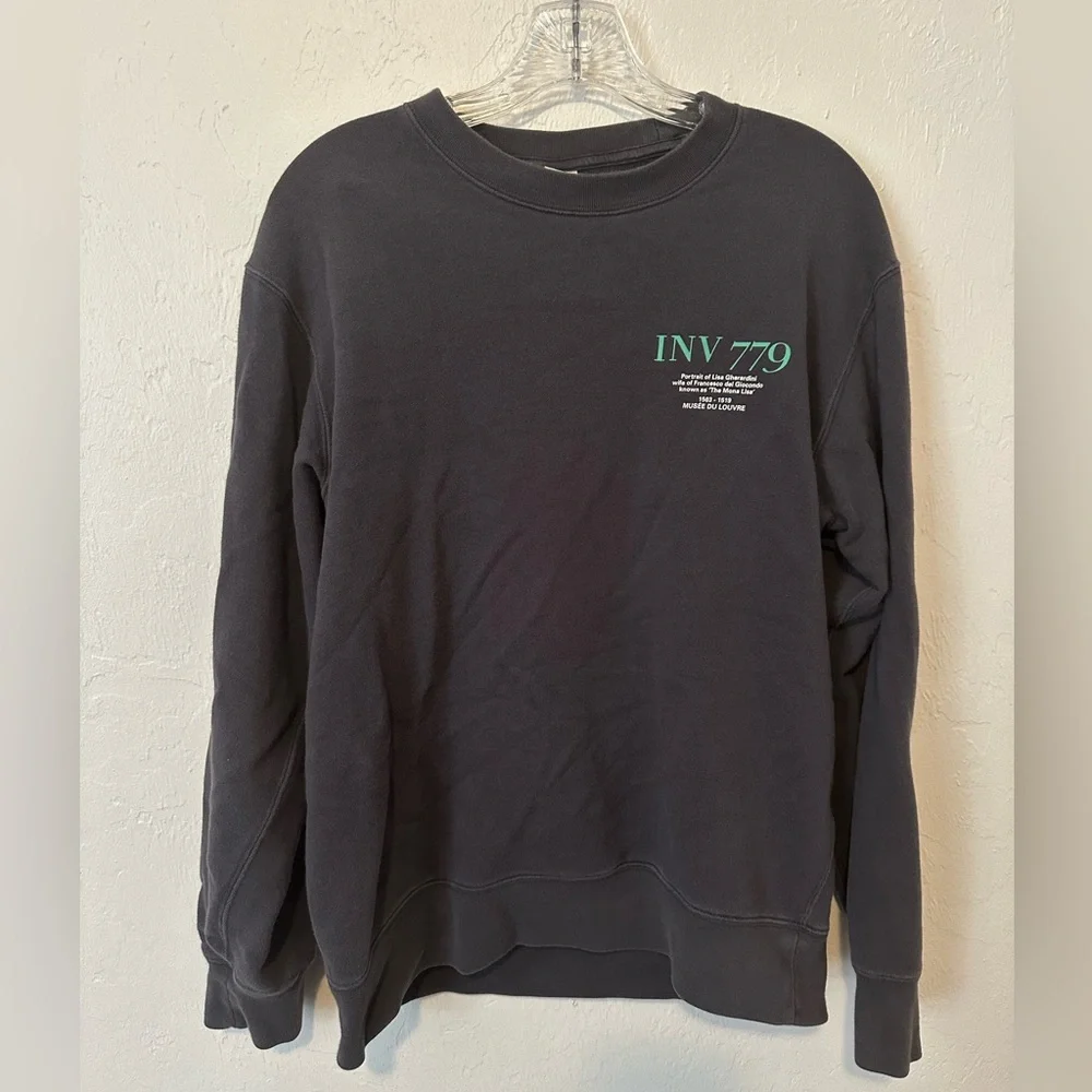 UNIQLO Men’s Sweatshirt Size Large Peter Saville Musée Du Louvre Museum Grey - Picture 2 of 5